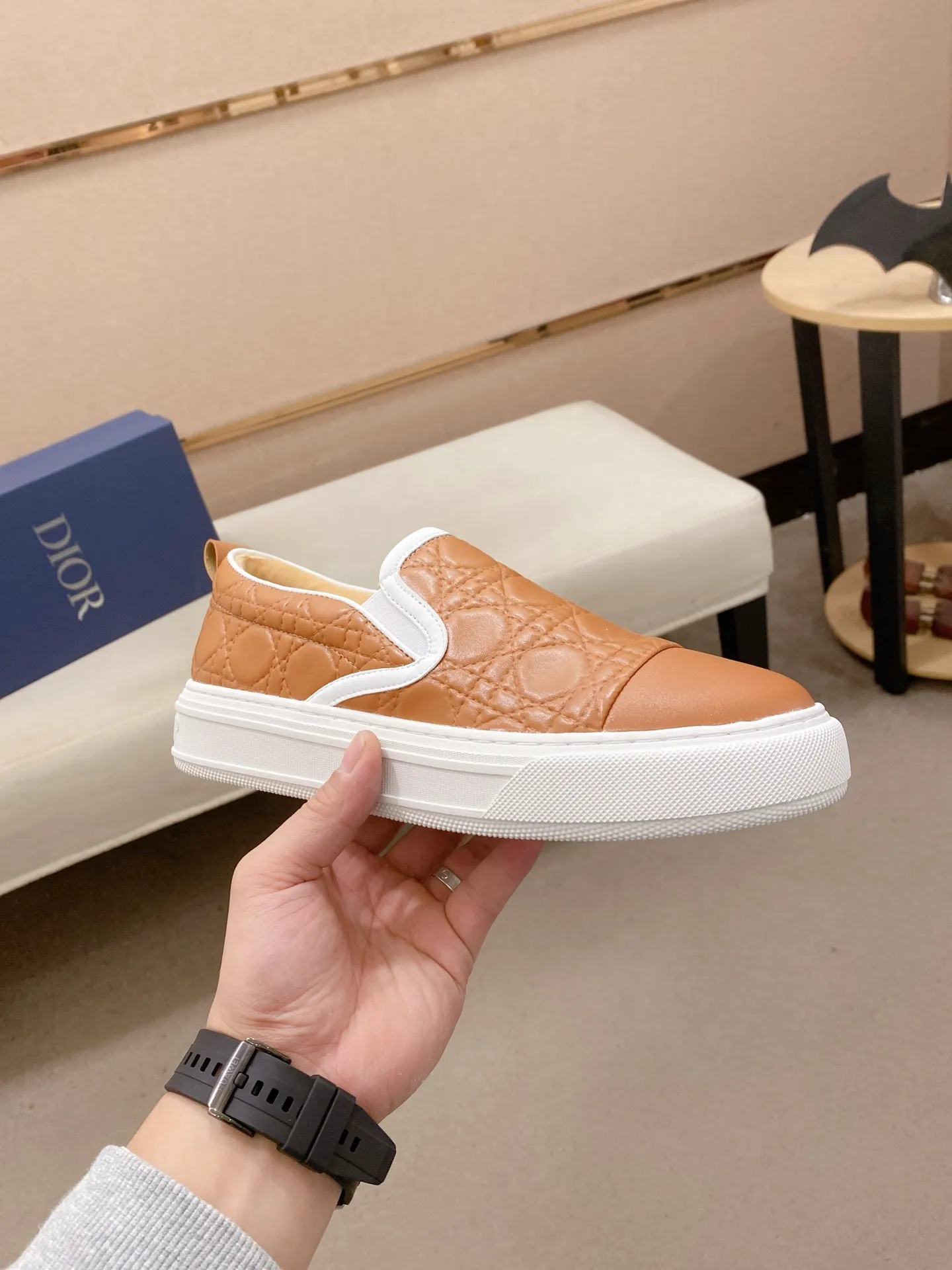 Factory price: 380💰 (leather lining * velvet lining optional) [Dior·Dio*] new casual sports style men's shoes, brand new design, perfect workmanship, slip-on lazy style to create cabinet quality, upper: imported first-layer cowhide, sheepskin lining is soft and comfortable, ultra-light rubber wear-resistant outsole, simple, versatile men's shoes, size: 39-44. Can be customized.45.46.47